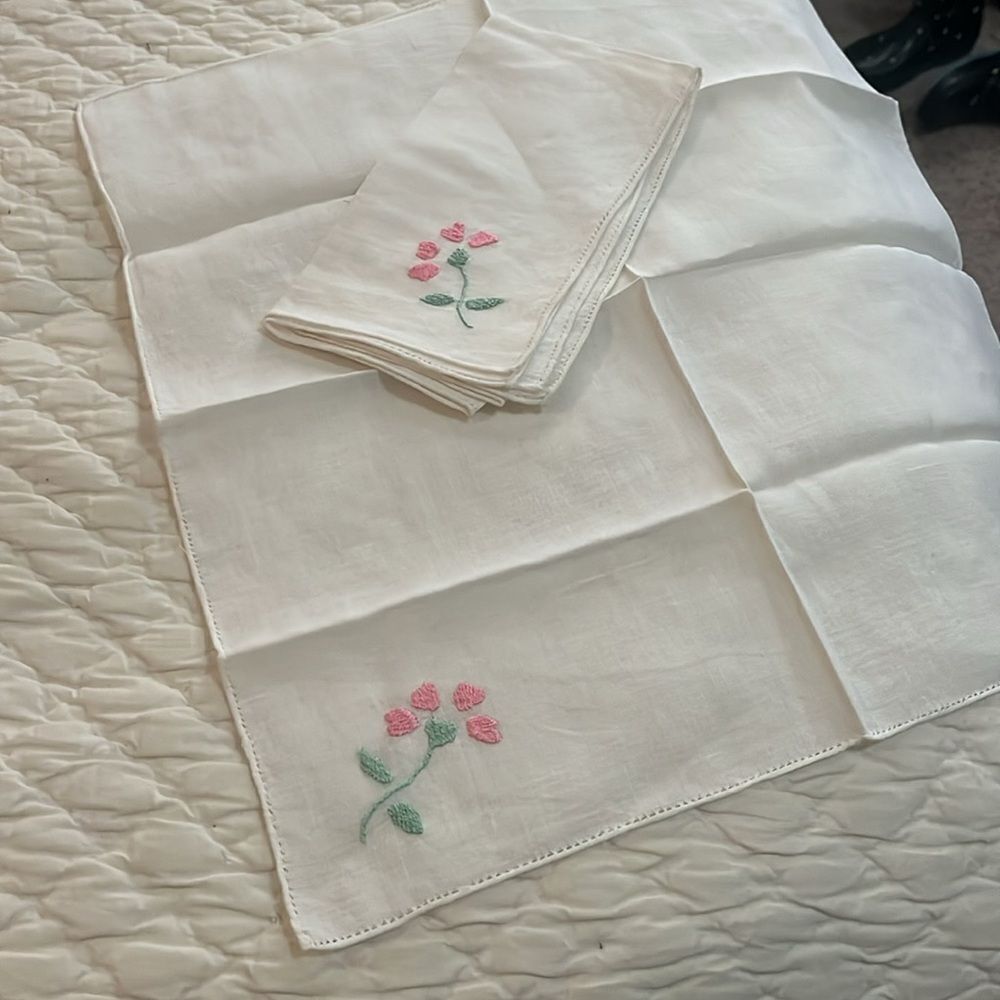 Floral Embroidered Linens Set - Picture 4 of 6